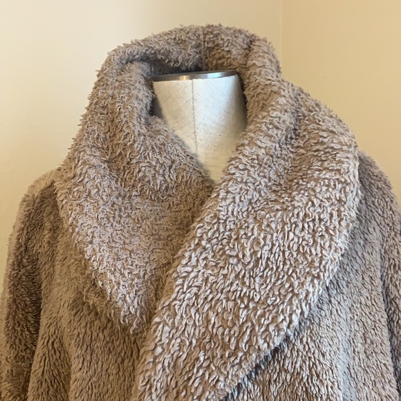 Favlux sweater. Size medium - Picture 2 of 5